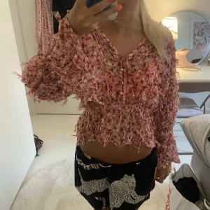 Blus  - Säljer denna fina blommiga blus 