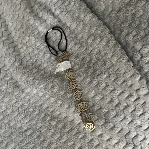 Hårband  - Nått typ av hårband me söta guldiga rosor på 