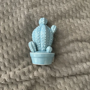 Porslin kaktus - Söt liten porslin kaktus som du kan ha som dekoration. Fint skick men ligger bara i lådor 