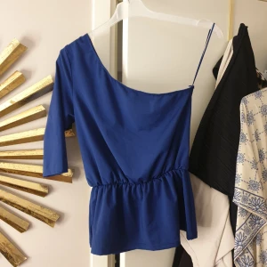 topp - one shoulder topp från Bikbok, aldrig använd