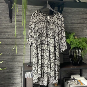 Klänning - Väldigt skön klänning. Svart och vit.  Knappt använd.  Storlek 36