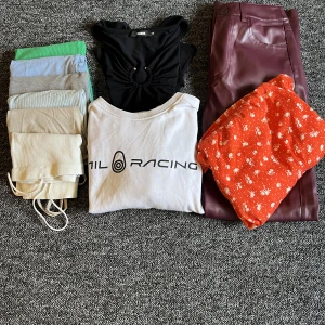 Klädpaket dam - Blandade kläder dam, storlek xxs- s. Säljs som ett paket. Hämtas på plats eller skickas mot portokostnad.