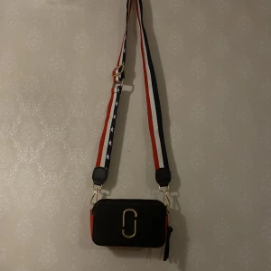 Marc Jacobs väska  - Hej säljer denna Marc Jacobs inspirerade väskan. I nyskick❤️