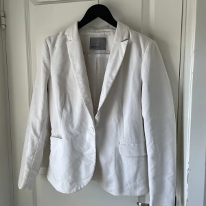 Kavajen  - Kavaj i jättebra skick från hm.