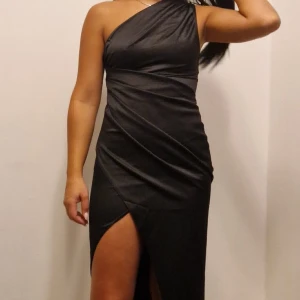 Svart satin klänning  - Oanvänd klänning med prislapp 