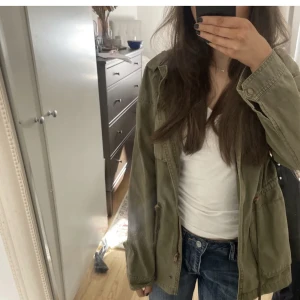 Grön jacka - Säljer min fina gröna jacka. Köpt här på Plick❤️Passar perfekt till hösten!! (Bilderna är ifrån förra ägaren)