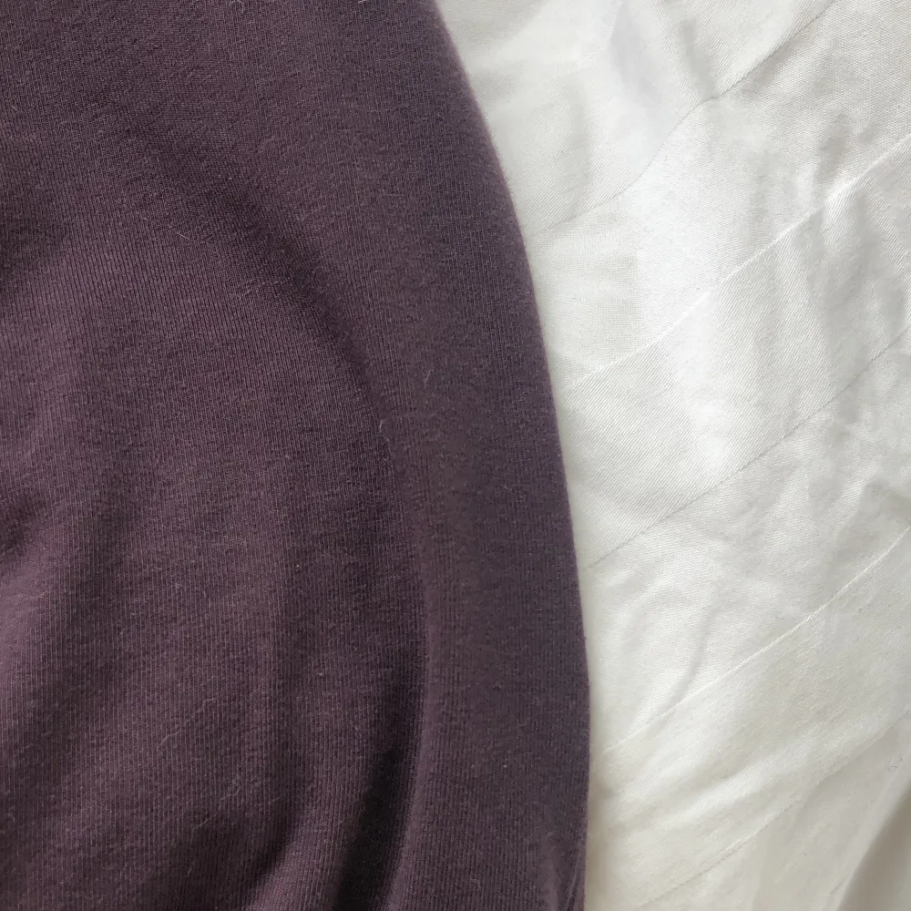Mörklila tröja från hm💜lång i armarna och skönt material, använd två gånger🍒 Storlek S!!. T-shirts.