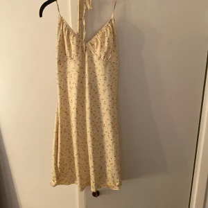 Klänning  - Söt blommig klänning fint skick