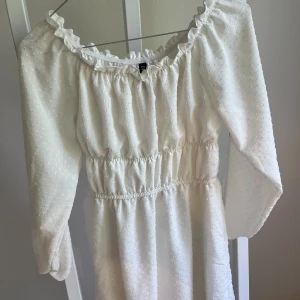 Klänning vit - Vit klänning från H&M divided. Använd i gott skick