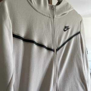 Nike tech jag säljer är 8/10 skick och är strl XL i barn som motsvarar Xs i vuxen