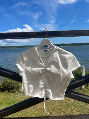 Superfin topp från hm - Superfin topp ifrån Hm💗ganska sliten på baksidan( se bild 3)men funkar jättefint🥰säljer för 30kr. Den är en magtröja med band och passar strlk xs/s