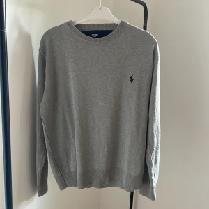 Polo sweatshirt  - Stickad polotröja i grå