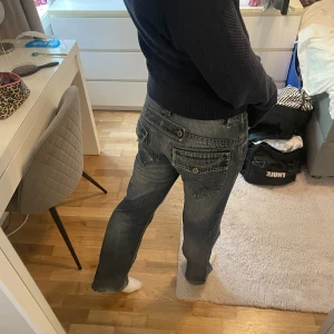 Jeans med fickor - Säljer dem här as coola jeansen som jag köpte secondhand. Storlek 38