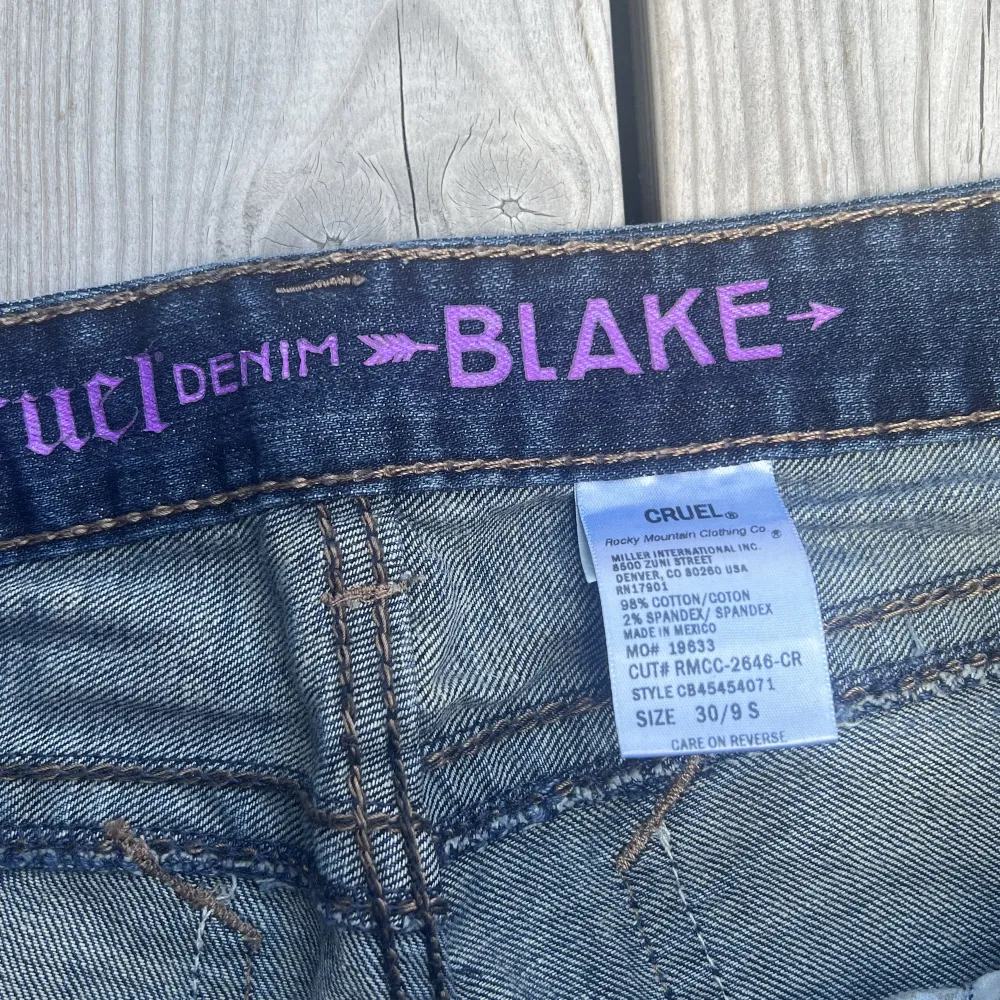 Storlek 30 Straight fit jeans med sjukt snygga detaljer och i fint skick . Jeans & Byxor.