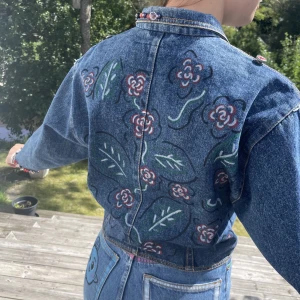 Vintage jeansjacka med pärlor och Rosor - En super snygg cropped jeans jacka från humana, som tyvärr inte alls kommit till användning. Jag har själv designat pärlmönstret som är på. Bara att skriva om fler bilder önskas!