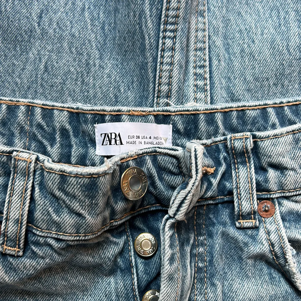 Säljs pågrun av att dom är lite små. Även nyskick då jag knappt har använt dom.⭐️. Jeans & Byxor.