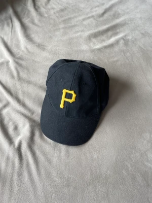 Keps - Svart keps med broderat P.