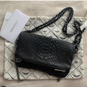 zadig väska  - tänkte kolla intresset på min zadig väska, om det är något som fortfarande är populärt! Väl använd fast bra skick, fick denna i julklapp för två jular sedan❤️ skriv för mer bilder. Kan tänka mig att byta mot en annna väska med! Ny pris 2700kr