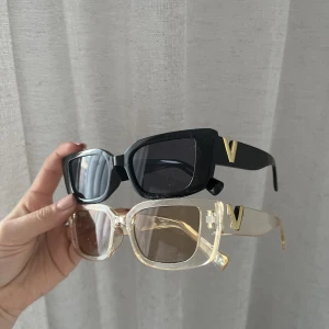 Solglasögon (nya!) - Helt nya solglasögon i förpackning. Rengöringsduk och mjukt fodral medföljer.  Finns i både beige och svart Skriv för fler bilder  Finns fåtal kvar av varje!