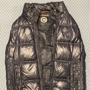 Napapjiri Väst - Vintage Napapjiri väst i 9/10 skick. Strl M-L