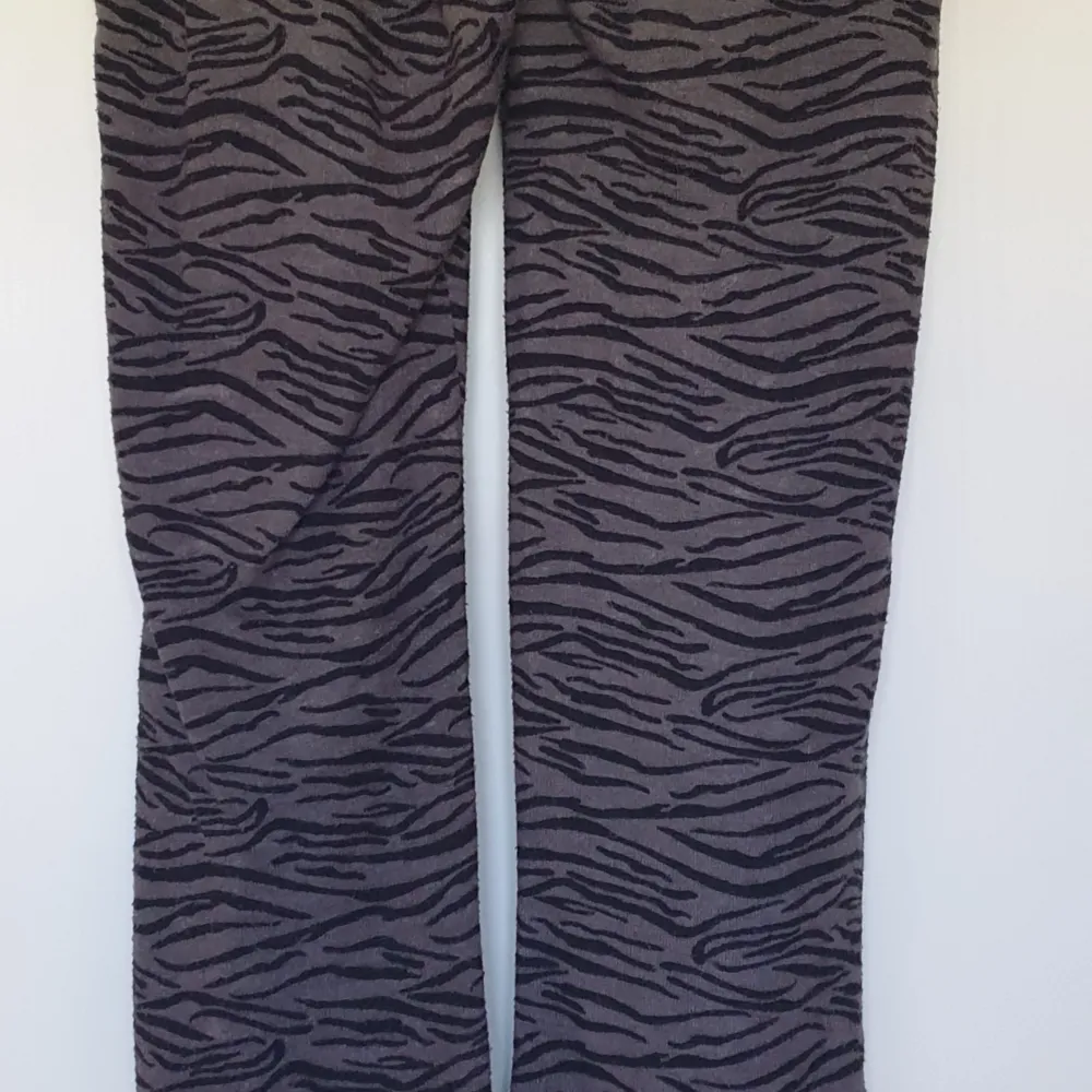 Tunna mjukisbyxor med snöre vid midjan Svart och grått tiger mönster Resår vid fotleden. Storlek: 158-164. Jeans & Byxor.