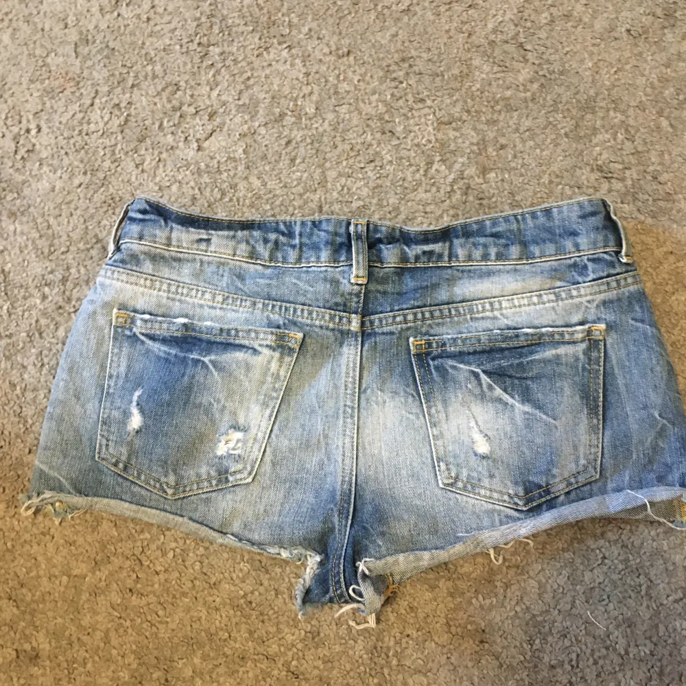 Fina jeans shorts säger pga dem ör för små. Jeans & Byxor.