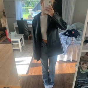 Kavaj  - Oversized kavaj i skinnimitation från Nelly, helt ny, aldrig använd med lappen kvar! Pris går att diskutera