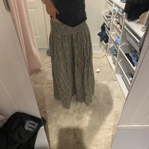 Zara långkjol - Jättefin zara långkjol som inte kommit till användning. Jag har vikit ned kjolen för att den är ganska lång på mig som är 164. Kjolen är i storlek xs men passar m.