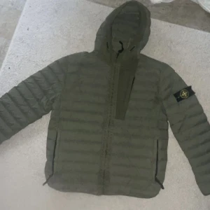 Stone island jacka - Stone island jacka köpt på Nk i Göteborg. 9/10 skick. Storlek xl men passar mig som brukar ha m/l. Pris kan diskuteras och fråga om ni vill ha mer bilder.