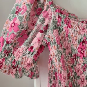 Rosa blommig topp  - Så söt rosa grön blommig topp från & other stories. Smock, lite croppad och lite puffärm. Aldrig använd! Storlek xs men passar även s
