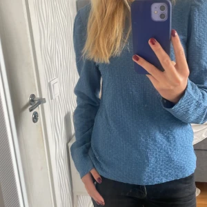 Vero Moda blus  - Jag säljer nu en fin blus, som köptes på Vero Moda för cirka en månad sen. Då den inte kommit till användning mer än en gång. Den är i storlek XS, den är i fint skick och har inga fläckar. 