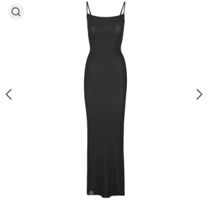 Skims klänning  - Helt oanvänd i förpackning!  Svart klänning från skims strl xs🤍 ”Soft lounge long slip dress”  Säljer då jag har en likadan, nypris 945. Säljer för 750