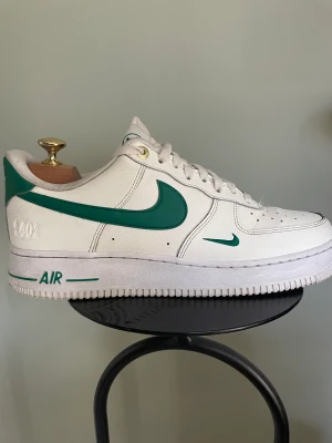 Air forces 1 - Hej säljer mina air forces 1 eftersom dem inte kommer till mycket användning. Skorna är i superbra skick.