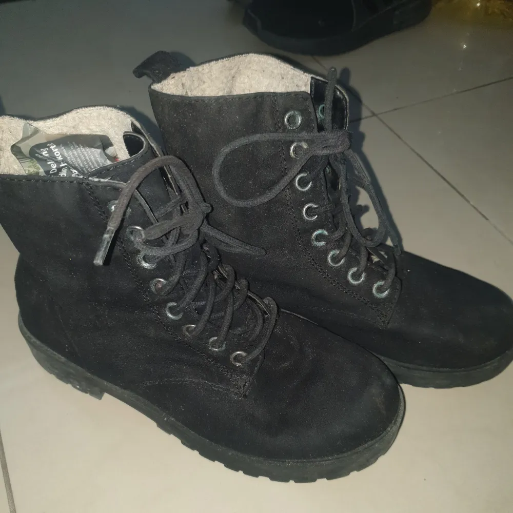 Mocka skor till vintern svart färg säljes för 40kr. Skor.