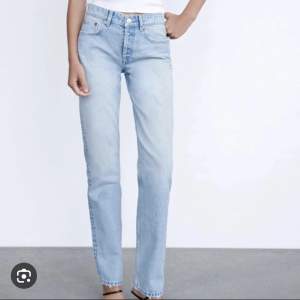 säljer mina mid rise zara jeans i den ljusare färgen! 💕💕 storlek 36 🙏🏻