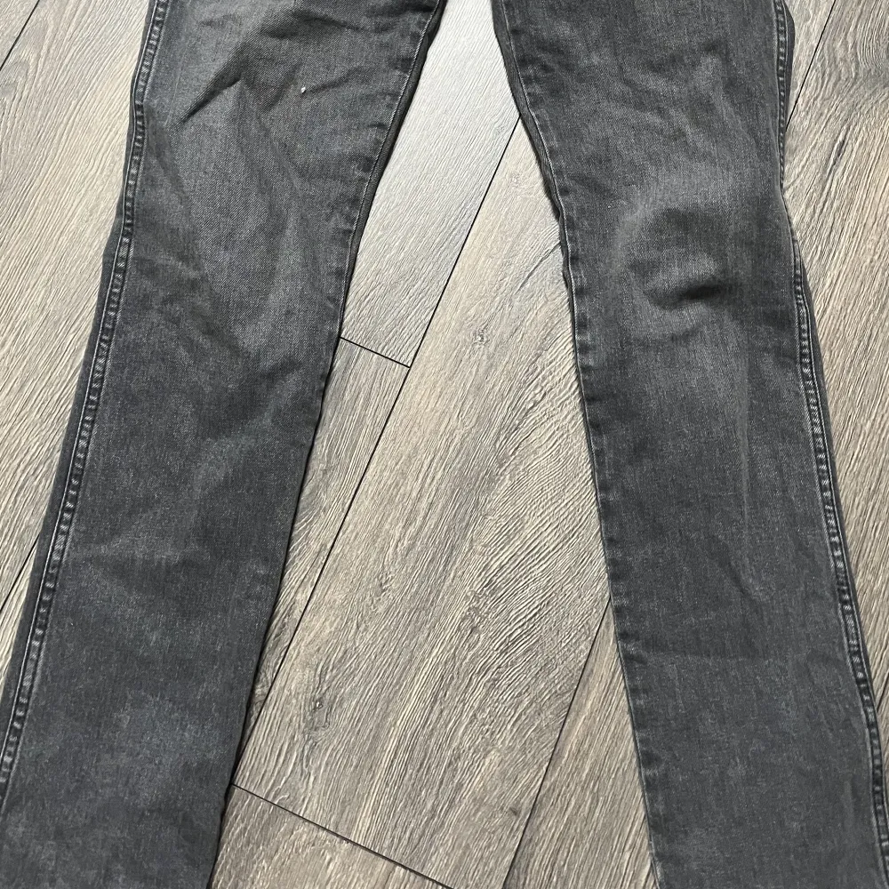 Säljer dessa gråa Zara jeansen då de inte kommer till användning längre. De har inga defekter och är varsamt änvända. 💞. Jeans & Byxor.