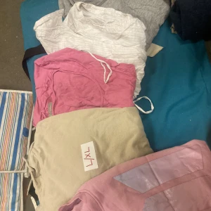 Damkläder  - Några plagg för tjej/kvinna.