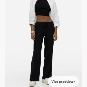 Svarta linnebyxor - Säljer mina superfina svarta lågmidjade linnebyxor från HM köpta här på pluck för ett tag sedan🤎 Byxorna är i fint skick🫶🏼