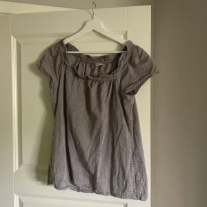 Blus - Superfin blus från Esprit!! Knappt använd pga för stor för mig som är en storlek S ungefär!! Pris går att diskuteras!