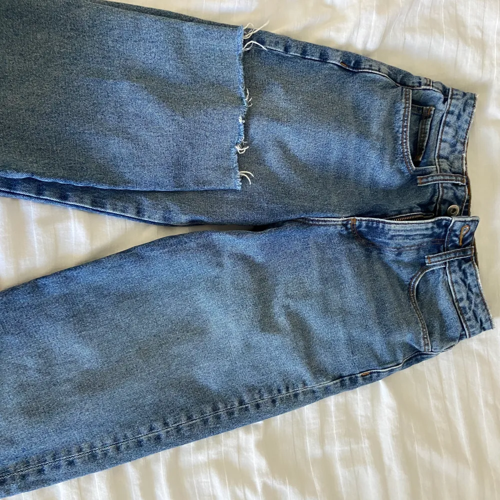 Jeans som är avklippta, passar dig som är 160cm, tror att det varit storlek 32 innan. Fina detaljer på fickorna. Jeans & Byxor.