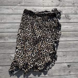 En jättefin leopard kjol som är jättefin nu till sommaren!