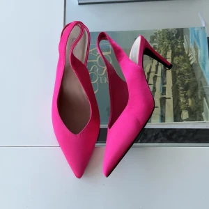 Rosa pumps - Klackar från Gina Tricot, storlek 40. Aldrig använda! 💗