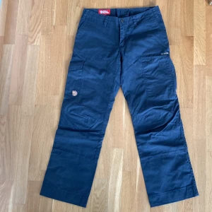 Fjällräven byxor storlek 36 - Fjällrävenbyxor i bra skick med fickor på sidorna och bak. 