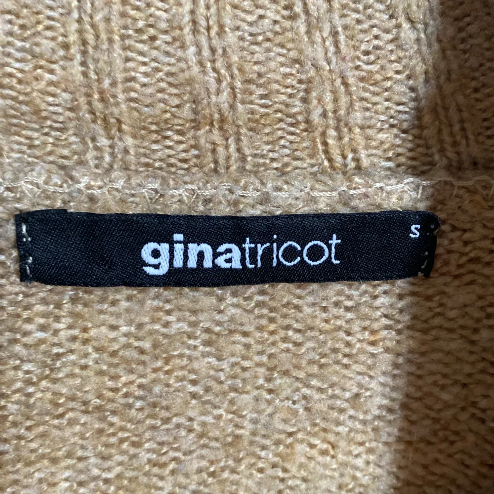 Fin tröja fån Gina tricot som inte kommer till användning, pris kan diskuteras💗. Stickat.