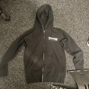 Thrasher Zip Hoodie  - En Thrasher Zip hoodie i S. Köpt på Junkyard, använd vid max 3 tillfällen.