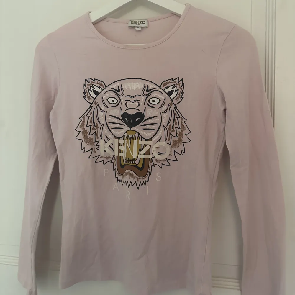 Säljer denna supersöta rosa kenzo tröjan, storlek 14y men passar även en xxs/xs💗. Tröjor & Koftor.