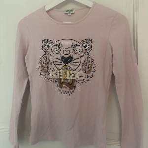 Säljer denna supersöta rosa kenzo tröjan, storlek 14y men passar även en xxs/xs💗