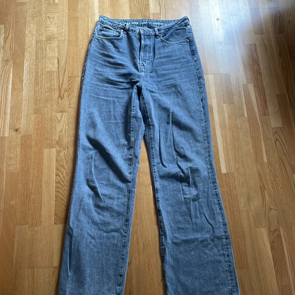 Gråa långa jeans från bik bok. Säljer för de inte kommer till andvändning. Fint skick.  Waist 31 length 34 150kr +frakt . Jeans & Byxor.