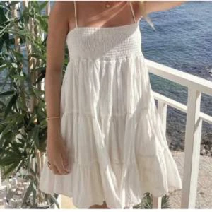 Zara klänning - Jättefin klänning från zara som säljs då den inte passar mig längre❤️ bra skick, köptes här på plick för kanske ett halvår sen❤️❤️❤️❤️