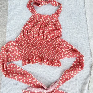 Blus  - Super fin och sommrig topp aldrig använt fint och gulligt me en kjol.